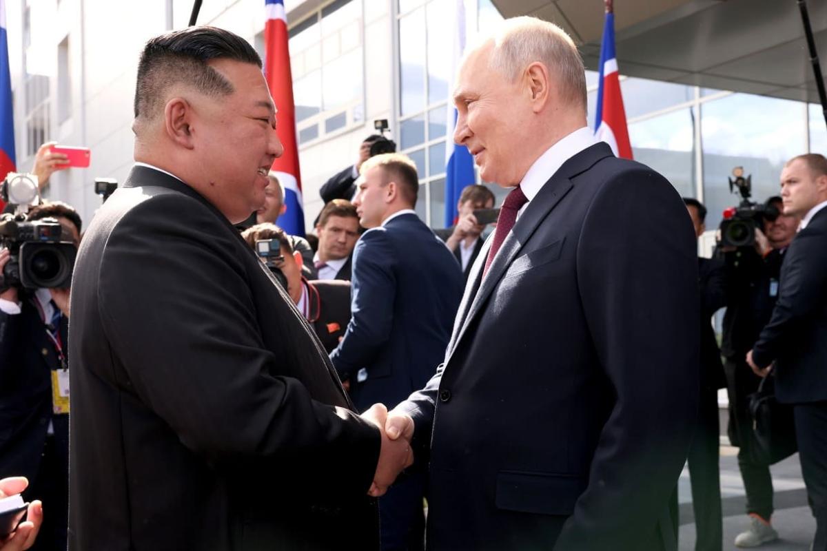 Владимир Путин с Ким Чен Ыном перед началом посещения космодрома Восточный  | фото: Пресс-служба Президента РФ
